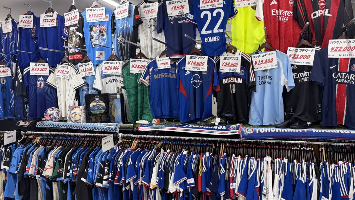 W杯に間に合う!?屈指のサッカーユニ眠るブックオフ綱島店に公式完売品があるかも？の画像1
