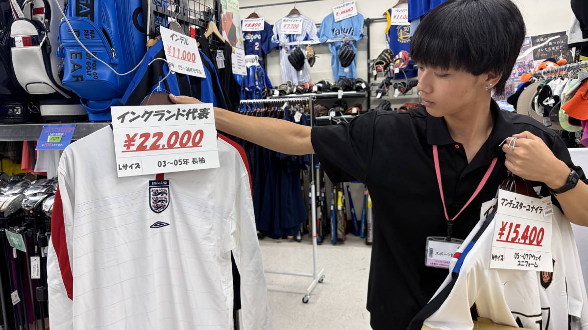 W杯に間に合う!?屈指のサッカーユニ眠るブックオフ綱島店に公式完売品があるかも？の画像1