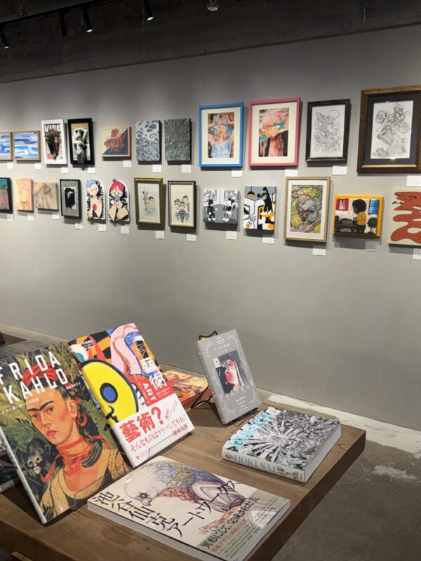 【BASEGATE横浜関内】個性あふれるアート作品が並ぶ『A4 ART PROJECT -annex- “Turn the stART”』が開催中（入場無料）