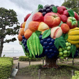 臨港パークの“気になる木”フルーツ・ツリー　海と芝生に映えるカラフルなアート