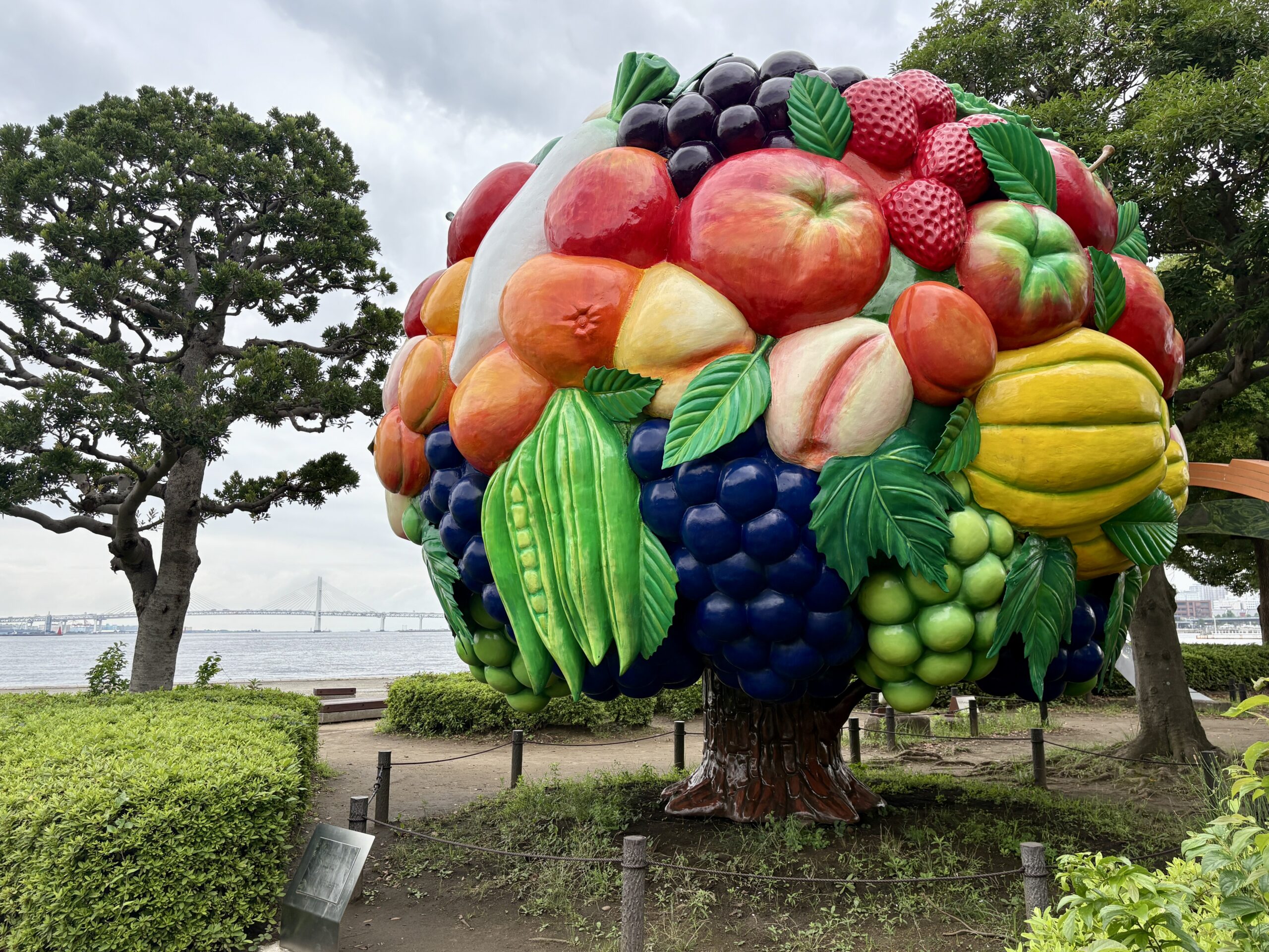 【確認中】臨港パークの“気になる木”フルーツ・ツリー 海と芝生に映えるカラフルなアートの画像1