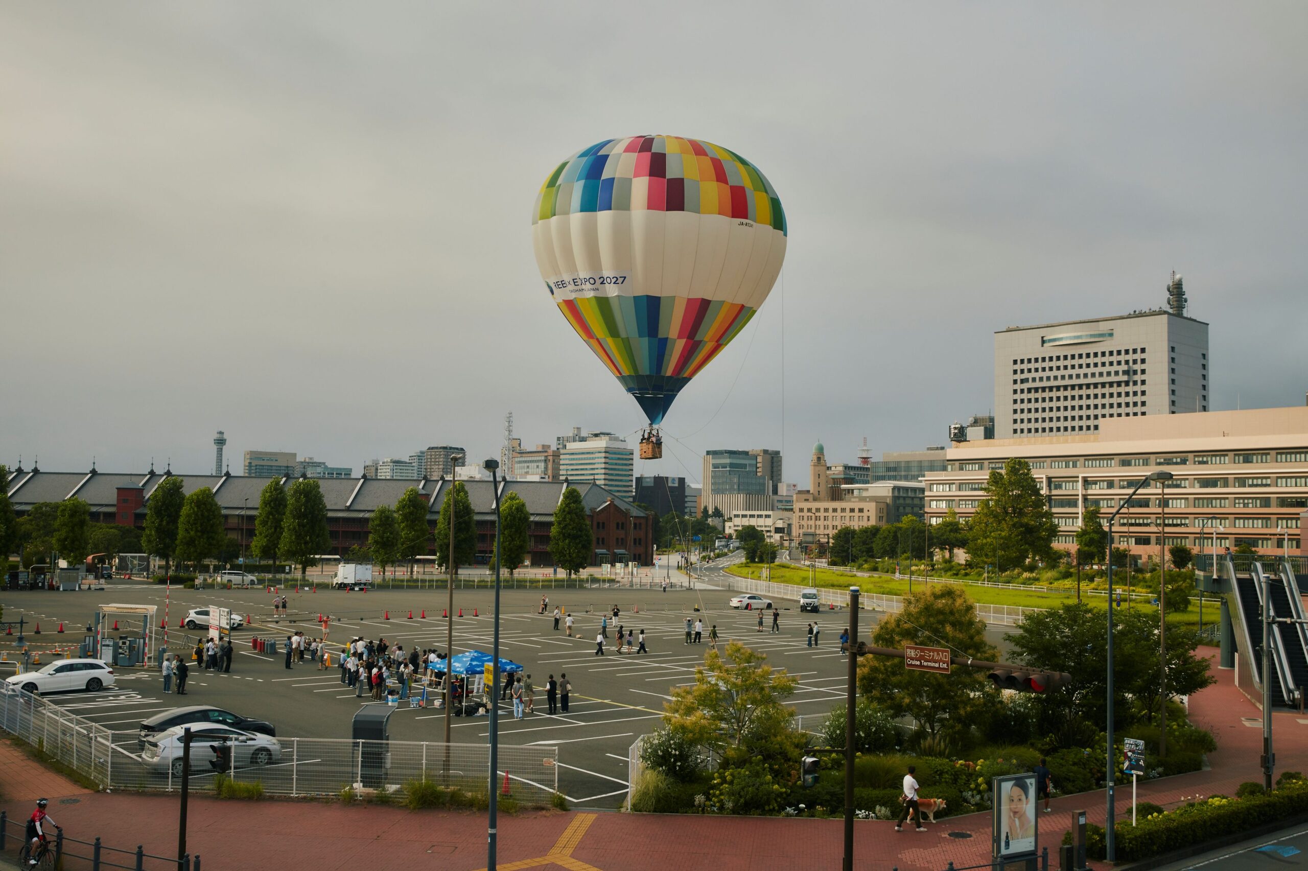 みなとみらいの朝を空から。熱気球係留搭乗会へ行こう!の画像1