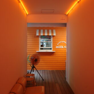 横浜・元町のミルクティー専門店「everybody milk tea」オレンジ色のティースタンド