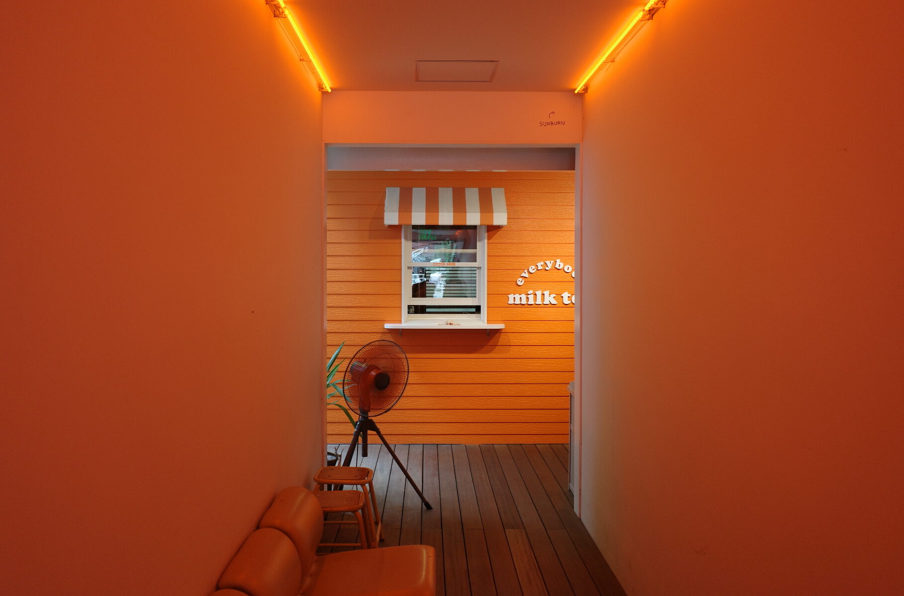 横浜・元町のミルクティー専門店「everybody milk tea」オレンジ色のティースタンドの画像1