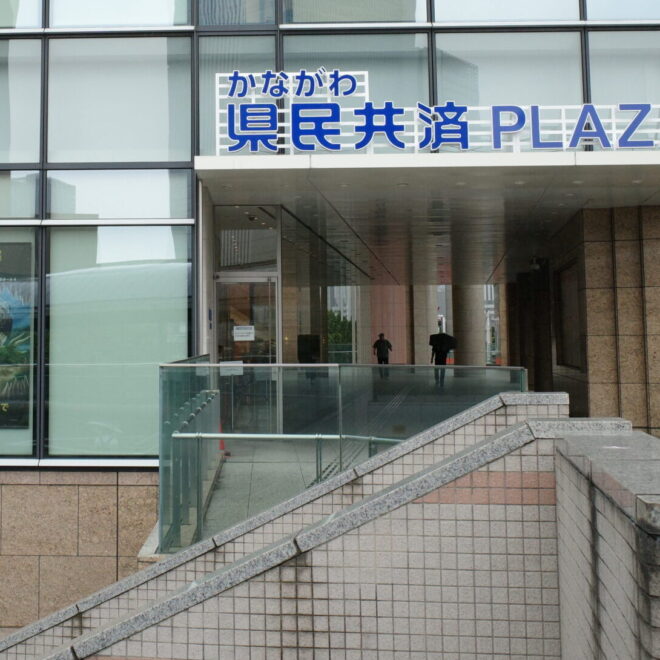『ヨコハマ恐竜展2026』かながわ県民共済プラザビルに“恐竜博士ベンチ”が登場！