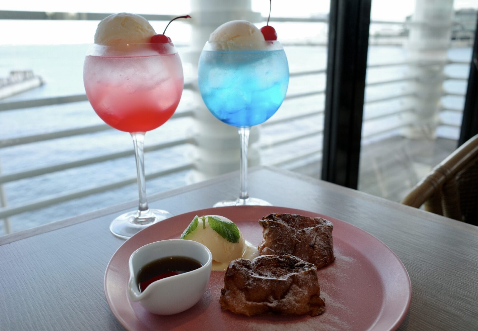 推しカラーで選ぶクリームソーダ。海に浮かぶカフェでゆったり時間。