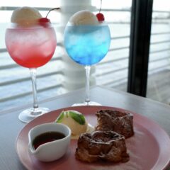 推しカラーで選ぶクリームソーダ。海に浮かぶカフェでゆったり時間。